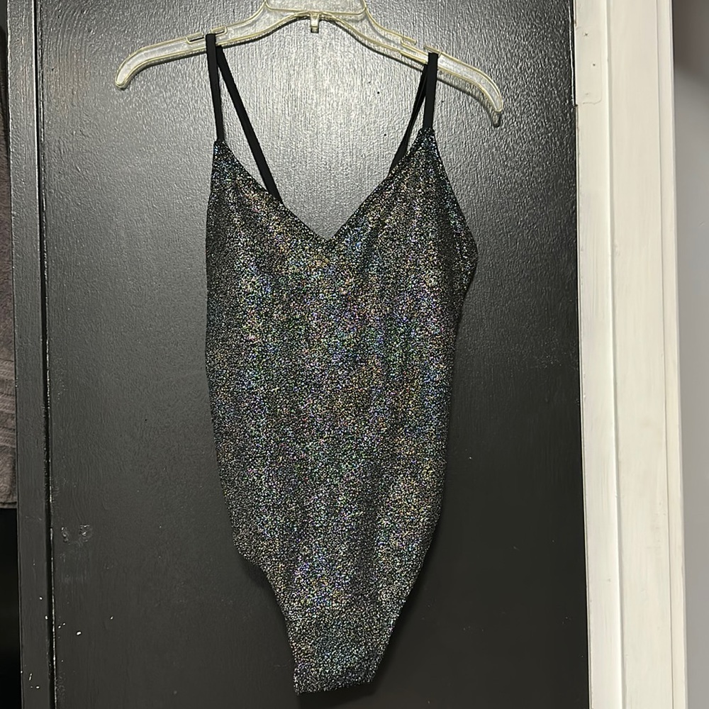 Glitter one piece. Straps can go straight or be crossed. XL